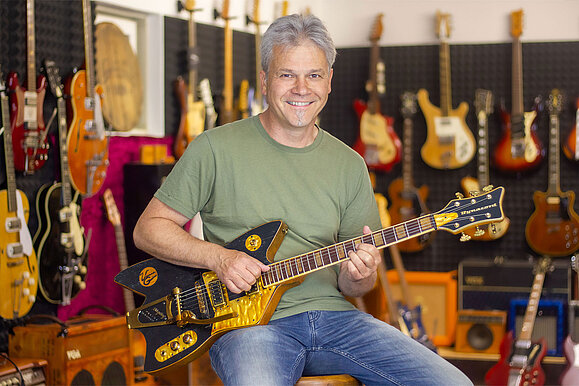 korridor.art | Ausstellung - The #100 - Veranda Guitars